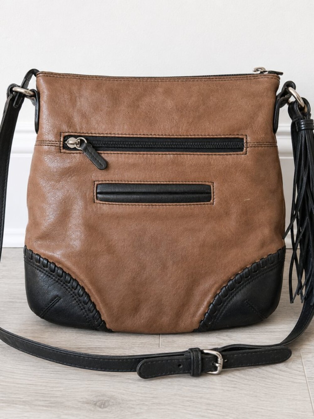 iLi New York Leather Crossbody. EUC